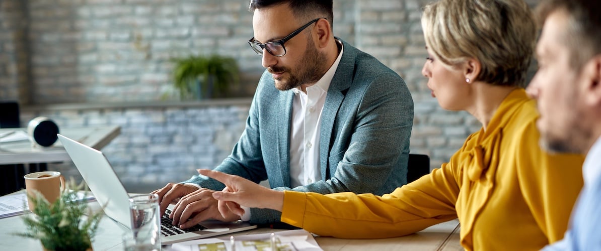 Magnific_financial-advisor-working-computer-while-having-meeting-with-couple-office