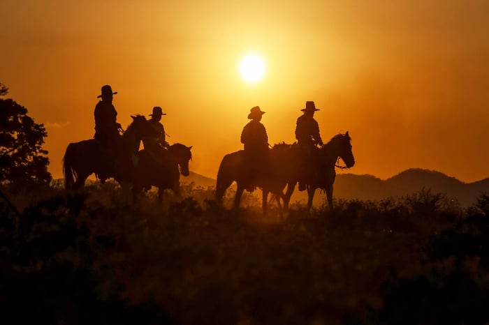 cowboy-silhouette-riding-horse-when-sunset-looks-beautiful-1