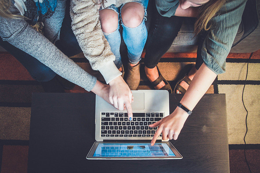 CTA_reviewing_2FPjlAyMQTA-unsplash